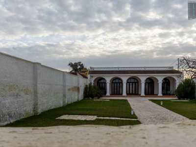 A seguito dell�avvenuto restauro sono oggi ben evidenti i tratti lussuosi che caratterizzavano la dimora, con il suo massiccio pronao ad archi con colonne ioniche